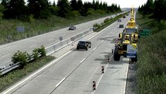 D1 se zatím roz�í�í o 75 centimetr� na ka�dé stran� a upraví se st�edový pruh.