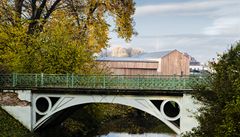 Velký podíl na zvoleném �e�ení má bezprost�ední kontext staveb.