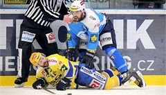 Plze - Zlín. Nicholas Johnson (v modrém) a Petr Leka.