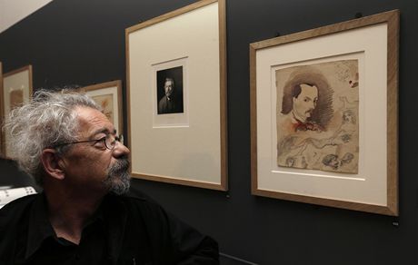 Jean-Paul Avice si prohlíí neznámý autoportrét Charlese Baudelaira