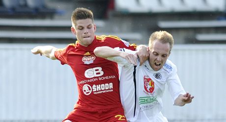 Hradec Králové - Dukla Praha. Ondej Vrzal (vlevo) z Dukly Praha a Vojtch tpán z Hradce Králové