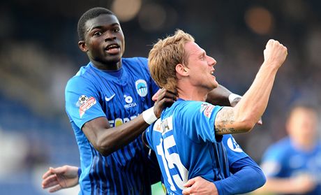 Semifinále Poháru Liberec - Jablonec. Radoslav Ková (vpravo) a Isaac Sackey z Liberce se radují z gólu Jiího tajnera