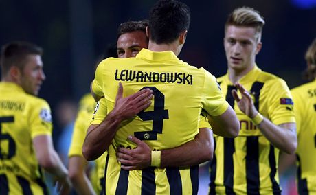 Fotbalista Dortmundu Robert Lewandowski se raduje se spoluhrái