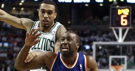 Basketbalista New Yorku Knicks Raymond Felton (vpravo) a Courtney Lee z Bostonu Celtics