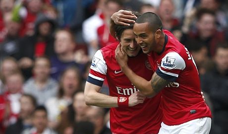 Radost fotbalist Arsenalu Tomá Rosického (vlevo) a Thea Walcotta