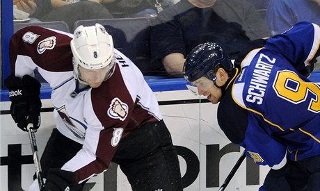 eský hokejista Colorada Avalanche Jan Hejda (vlevo) a Jaden Schwartz ze St. Louis Blues