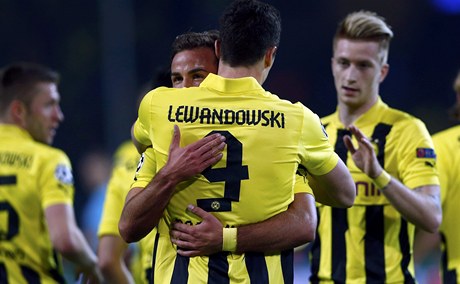 Fotbalista Dortmundu Robert Lewandowski se raduje se spoluhráči