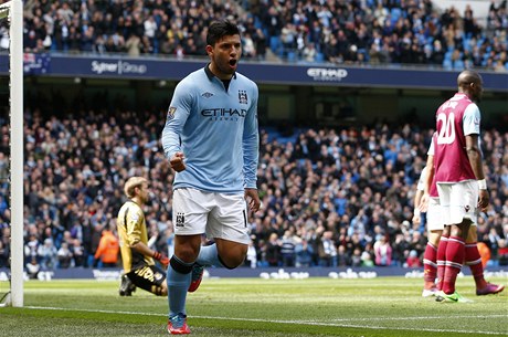Fotbalista Manchesteru City Sergio Agüero slaví gól