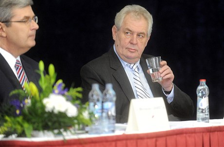 Prezident republiky Milo Zeman (vpravo) se zúastnil valné hromady eského svazu tlesné výchovy (STV), která se konala v Nymburku