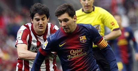 Fotbalista Barcelony Lionel Messi (vpravo) a Mikel San José z Bilbaa