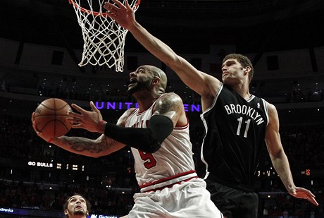 Basketbalista Chicaga Bulls Carlos Boozer (vlevo) a Brook Lopez z Brooklynu Nets