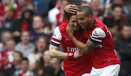 Radost fotbalistů Arsenalu Tomáš Rosického (vlevo) a Thea Walcotta