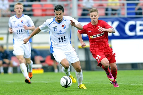 Zbrojovka Brno - Baník Ostrava. Baníku Milan Baro (uprosted) a záloník Zbrojovky Daniel Perovský (vpravo)