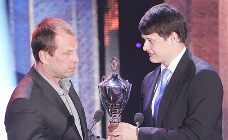 Nejlepší hokejový trenér extraligové sezony Rostislav Vlach ze Zlína (vlevo) a redaktor Lidových novin Tomáš Vrábel