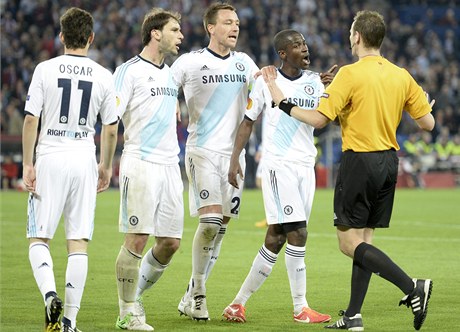 Rozhodčí Pavel Královec diskutuje s hráči Chelsea