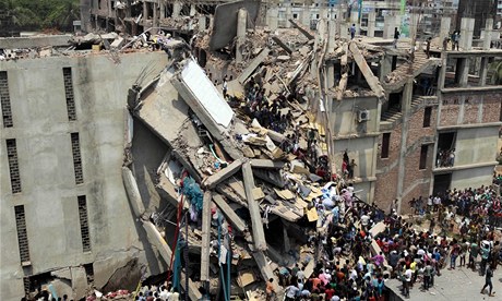 V Bangladéi se zítila osmipodlaní budova. V troskách zemely stovky lidí.