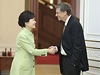 Bill Gates si potásá rukou s jihokorejskou prezidentkou Pak Kun-hje. Druhou ruku má pitom v kapse.