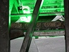 Na obou koncích eskalátoru je pod stupni umístna záivka, která svítí pronikavým zeleným svtlem. Problesky svtla mezi stupni slouí pro orientaci slabozrakých (svtlo je upozorní na zaátek nebo konec eskalátoru).