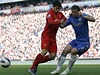Fotbalista Liverpoolu Luis Suárez se chystá kousnout Branislava Ivanovie z Chelsea