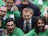 Fotbalisté skotského Celticu Glasgow slaví titul, v obleku je trenér Neil Lennon