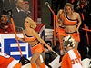 Dívky bruslí upravit led pi zápase NHL Philadelphie s Bostonem