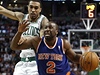 Basketbalista New Yorku Knicks Raymond Felton (vpravo) a Courtney Lee z Bostonu Celtics