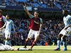 Fotbalista West Hamu United Andy Carroll (uprosted) slaví gól