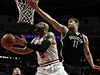 Basketbalista Chicaga Bulls Carlos Boozer (vlevo) a Brook Lopez z Brooklynu Nets
