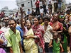 Obyvatelé Dháky pihlíejí prohledávání trosek, ve kterých zemely desítky lidí.
