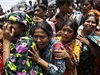 Obyvatelé Dháky pihlíejí prohledávání trosek, ve kterých zemely desítky lidí.