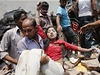 Mui prohedávají trosky po zícení osmipodlaní budovy v Dháce.