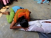 V troskách zícené budovy v Dháce podle dosavadní bilance zahynulo nejmén 272 lidí.