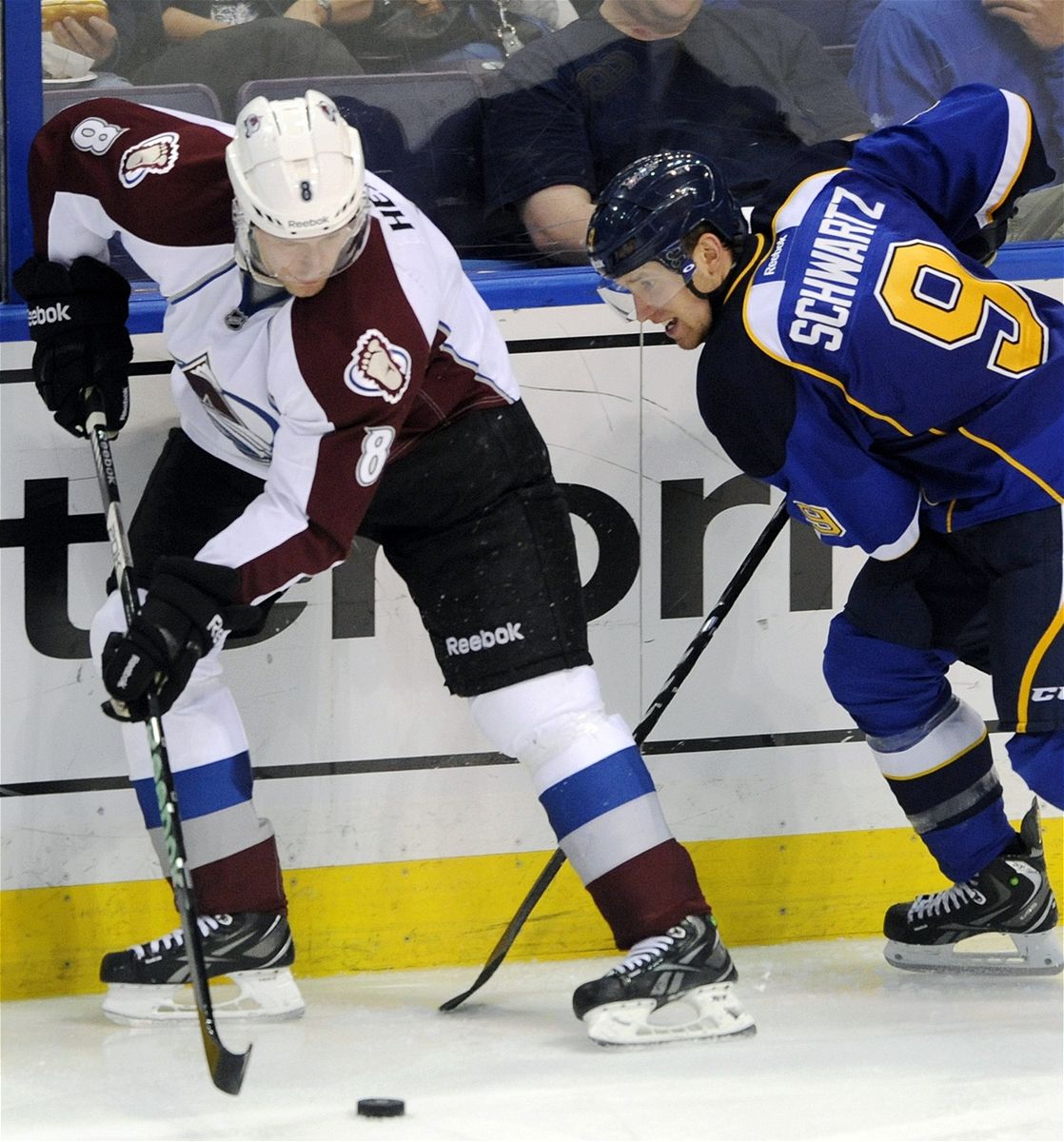 eský hokejista Colorada Avalanche Jan Hejda (vlevo) a Jaden Schwartz ze St. Louis Blues