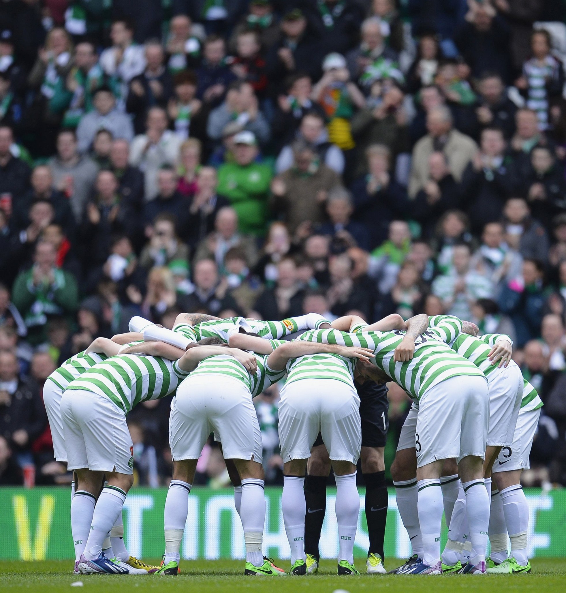 Fotbalisté skotského Celticu Glasgow slaví titul