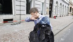 Studenti odcházejí z prostoru poblí výbuchu.