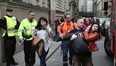 Policisté a hasii evakuují lidi z okolí výbuchu