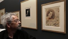 Jean-Paul Avice si prohlíží neznámý autoportrét Charlese Baudelaira | na serveru Lidovky.cz | aktuální zprávy