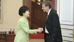 Bill Gates si potřásá rukou s jihokorejskou prezidentkou Pak Kun-hje. Druhou ruku má přitom v kapse.