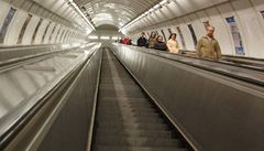 Dopravní výka druhého nejdelího eskalátoru praského metra je 38,5 metru.