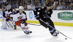 �eský hokejista San José Sharks Martin Havlát (vpravo) a Tim Erixon z Columbusu Blue Jackets