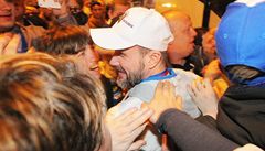 Kapitán a majitel hokejist� Plzn� Martin Straka v oble�ení fanou�k�