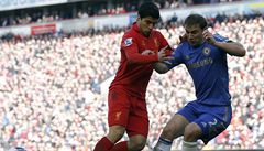 Fotbalista Liverpoolu Luis Suárez se chystá kousnout Branislava Ivanovie z Chelsea
