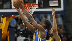 Basketbalista Golden State Warriors Harrison Barnes (vlevo) a Anthony Randolph z Denveru Nuggets