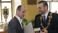 Primátor Plzn� Martin Baxa (vpravo) ud�lil m�stské ocen�ní - historické pe�et� m�sta Plzn� hokejist�m HC �koda Plze�, kte�í poprvé v historii získali titul mistra extraligy. Vlevo je Martin Straka