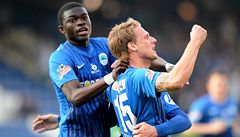 Semifinále Poháru Liberec - Jablonec. Radoslav Ková (vpravo) a Isaac Sackey z Liberce se radují z gólu Jiího tajnera