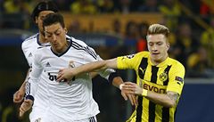 Fotbalista Realu Madrid Mesut Özil (vlevo) a Marco Reus z Dortmundu 