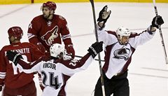 Hokejisté Colorada Avalanche Tomá� Vincour (vlevo dole) a Patrick Bordeleau (vpravo). Vlevo naho�e je Chris Conner z Phoenixu Coyotes 
