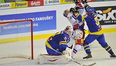 �R - �védsko. Zleva �védský branká� Johan Gustafsson, �eský úto�ník Petr Vrána a Elias Fälth ze �védska