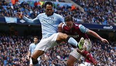 Fotbalista Manchesteru City Joleon Lescott (vlevo) a Kevin Nolan z West Hamu