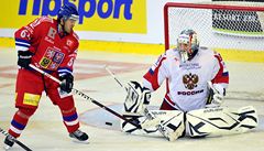 R - Rusko. eský útoník Luká Pech a branká Ruska Konstantin Barulin